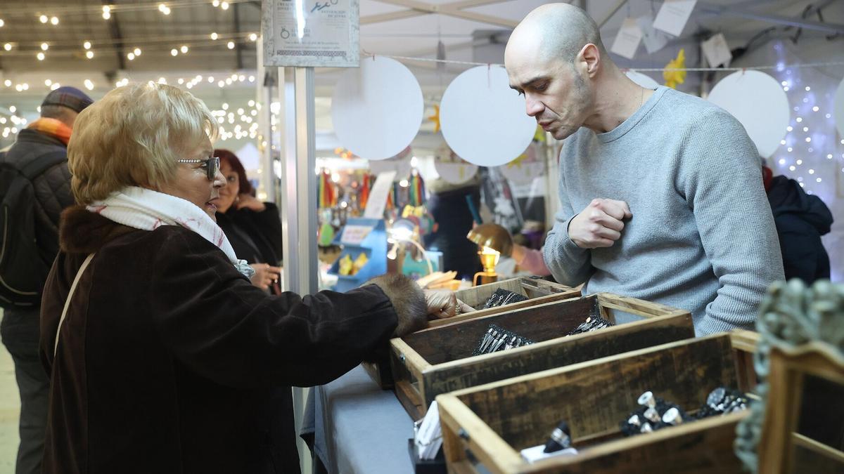 Iker Pelegrin atiende a su mostrador a una mujer.