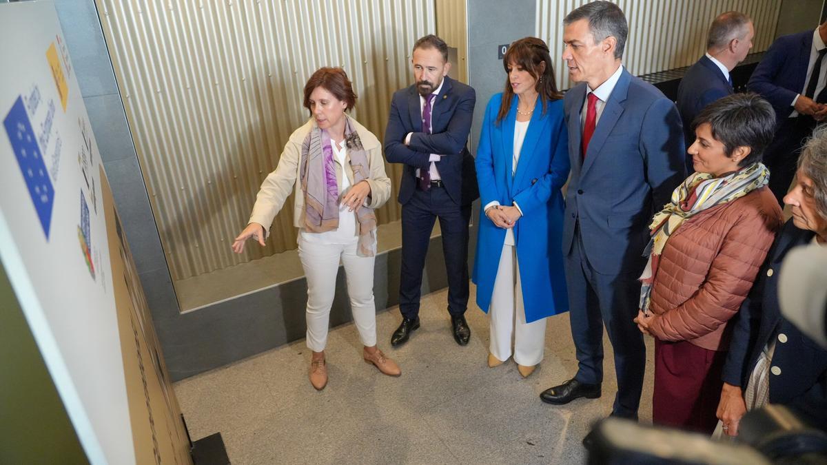 Pedro Sánchez visita una promoción de pisos de alquiler social en Arkaiate