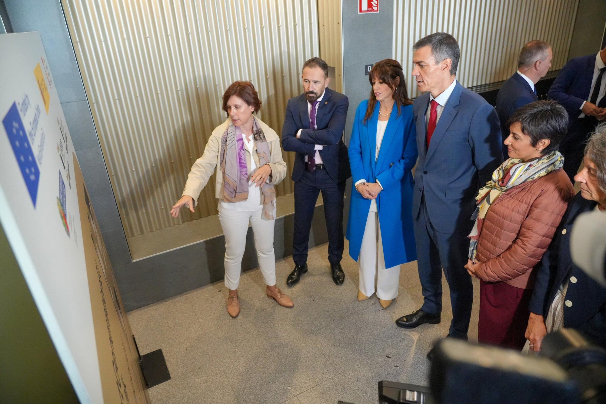 En imágenes: Pedro Sánchez visita una promoción de pisos de alquiler social en Arkaiate