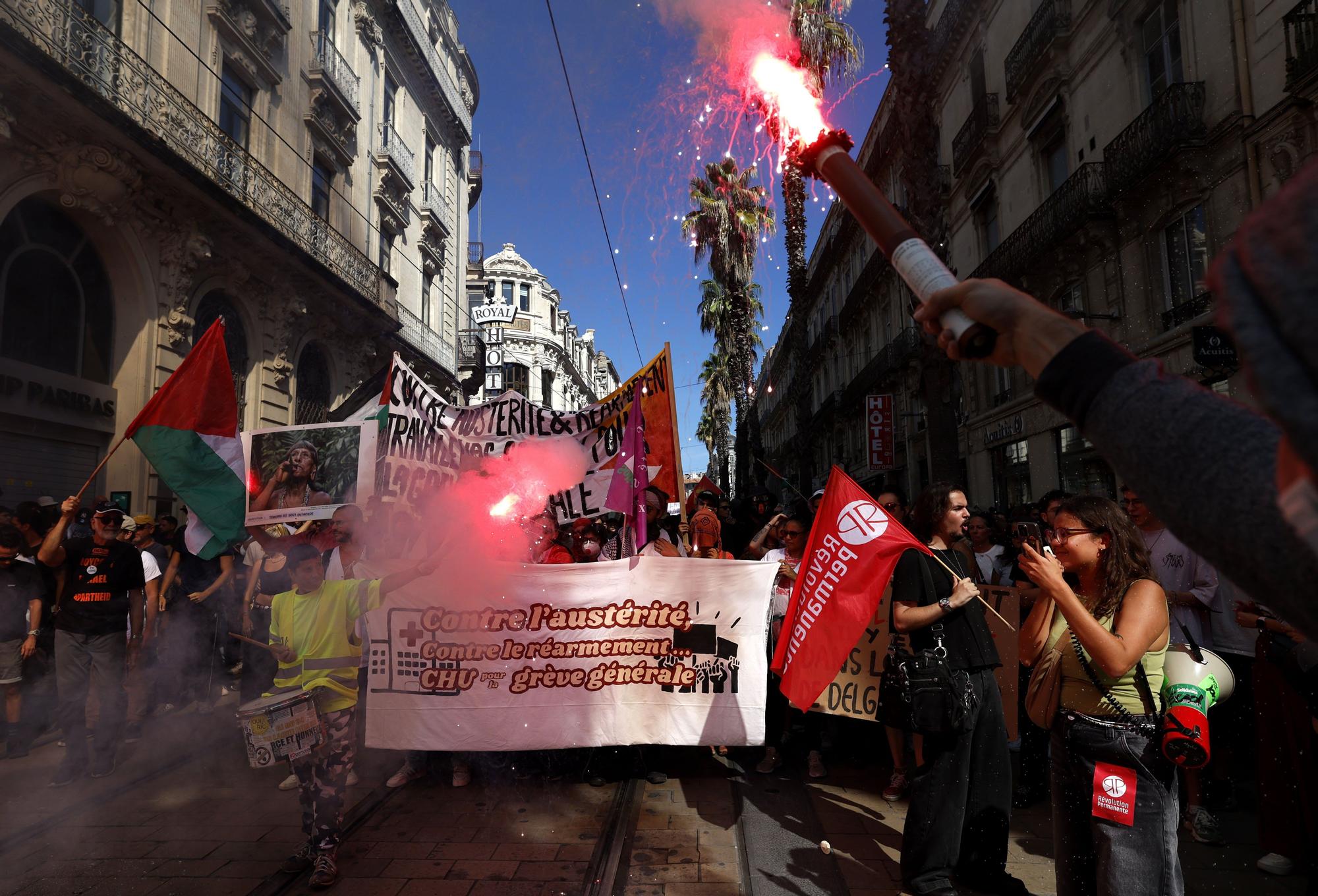 Casi 300 detenidos en una jornada de movilizaciones y bloqueos en Francia