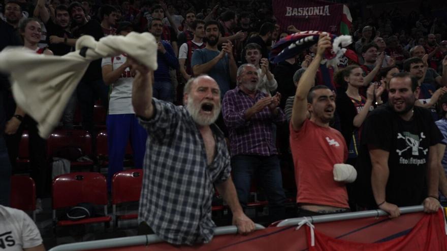 En imágenes: la afición baskonista empuja en el Buesa (búscate en las fotos)