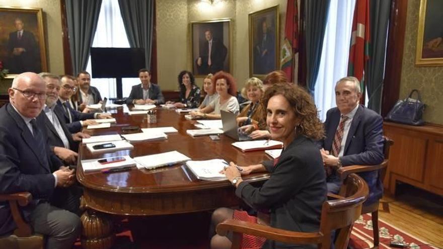 La diputada de Administración Pública y Relaciones Institucionales, Ibone Bengoetxea, presidió la reunión ayer del Consejo Territorial de Finanzas. Foto: B. F. A.