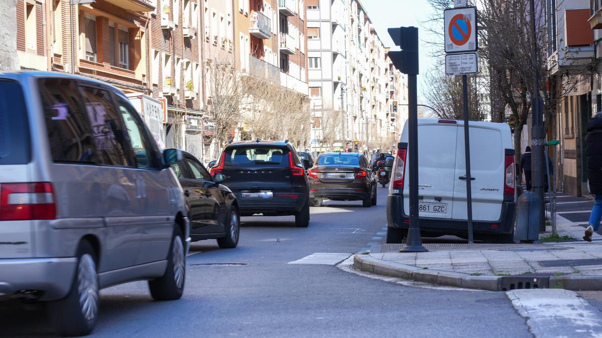 Tráfico de vehículos por una céntrica arteria de la capital alavesa.