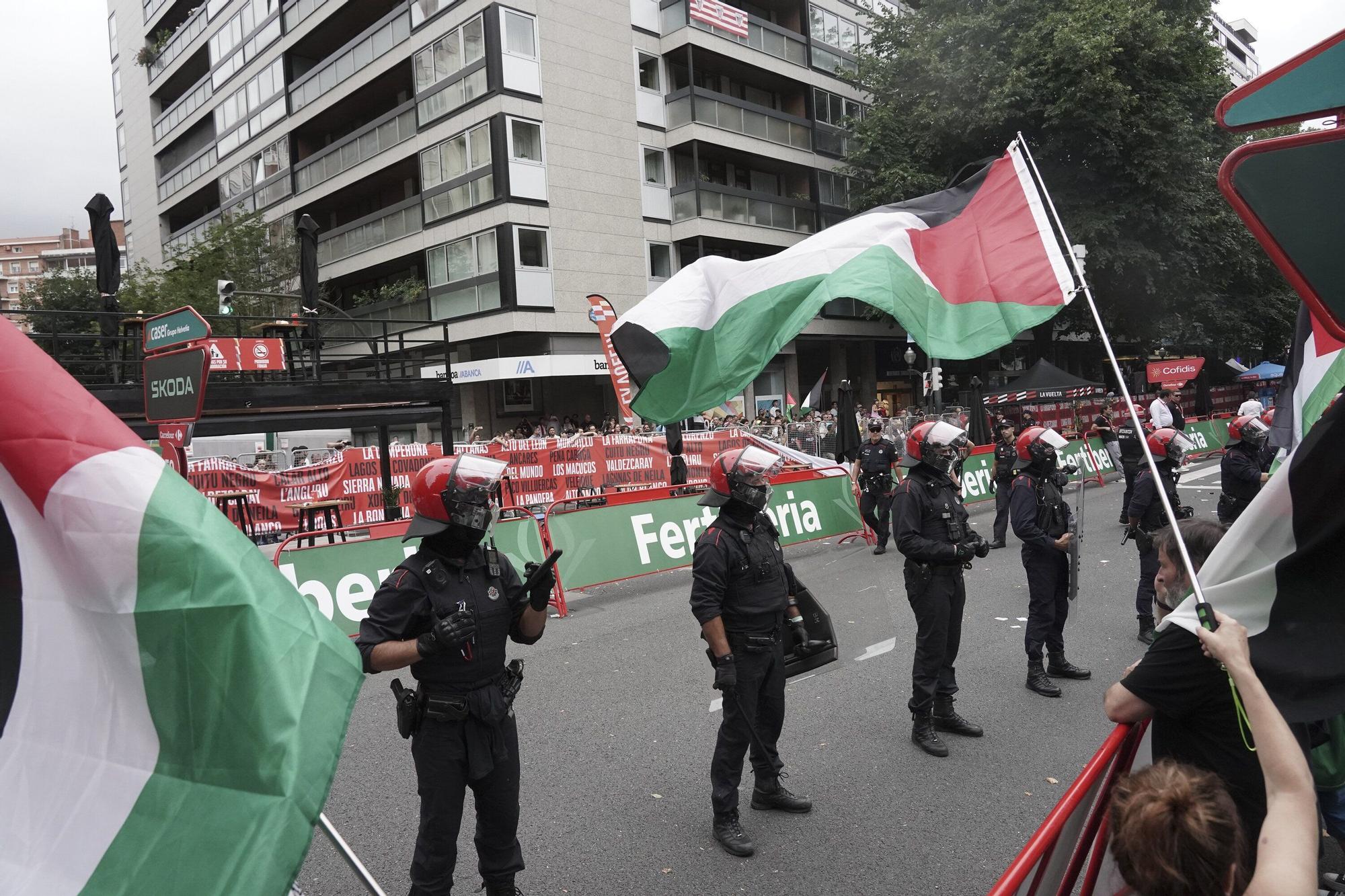 En imágenes: protesta contra el Israel al paso de la La Vuelta por Bilbao