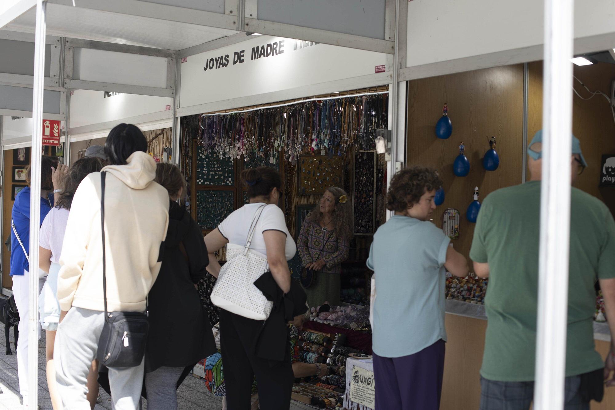 En imágenes: La plaza Santa Bárbara acoge la feria de La Blanca