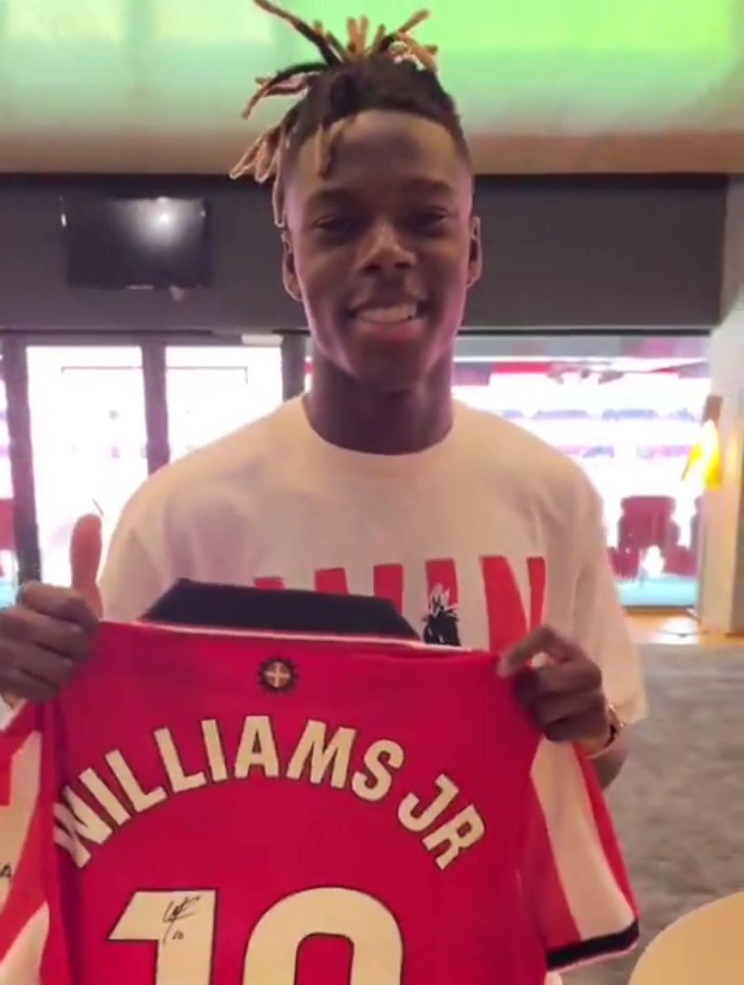 Nico Williams sujeta la camiseta recién firmada