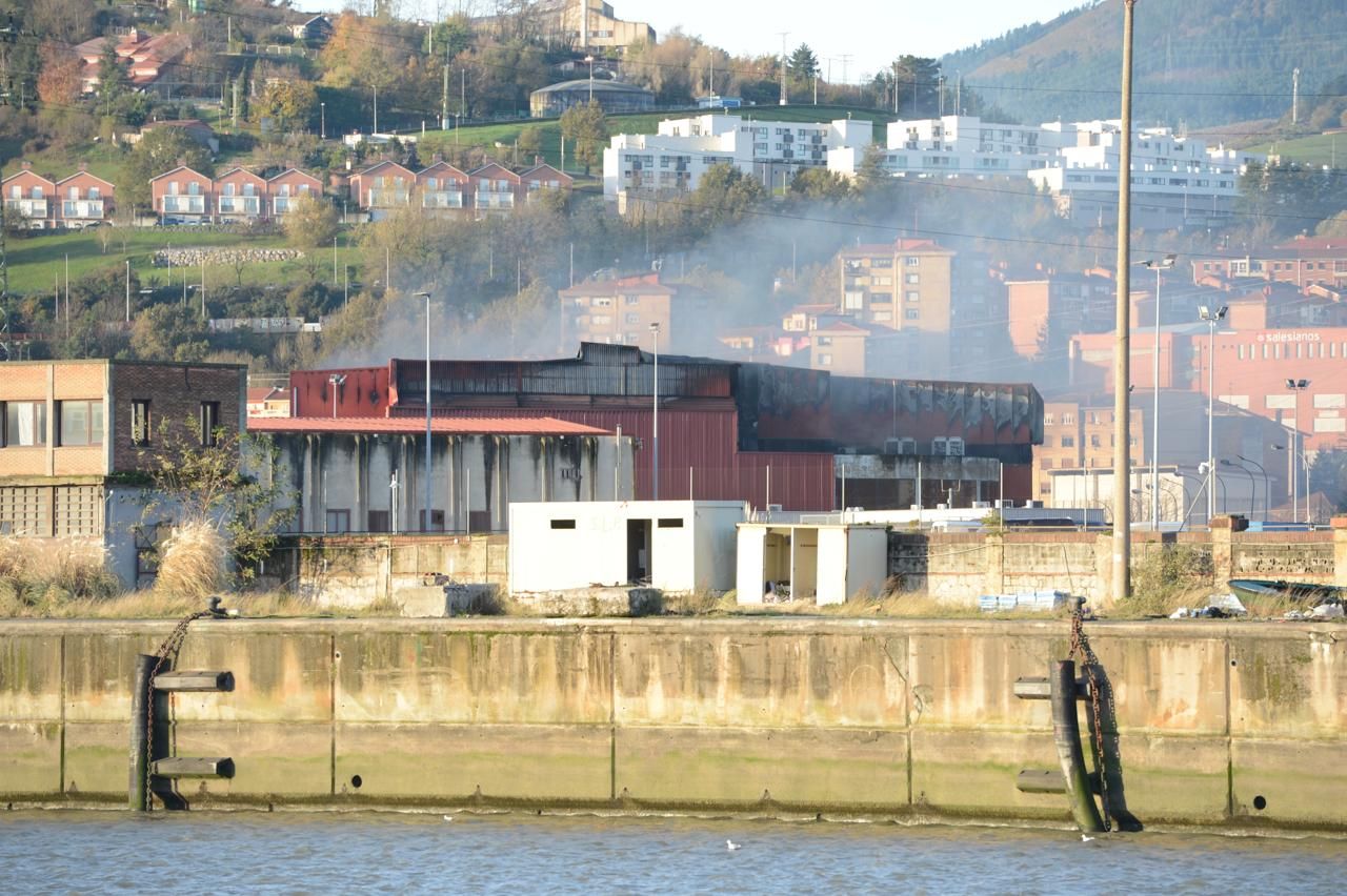 Vista desde San Inazio del incendio del antiguo matadero de Zorrotza