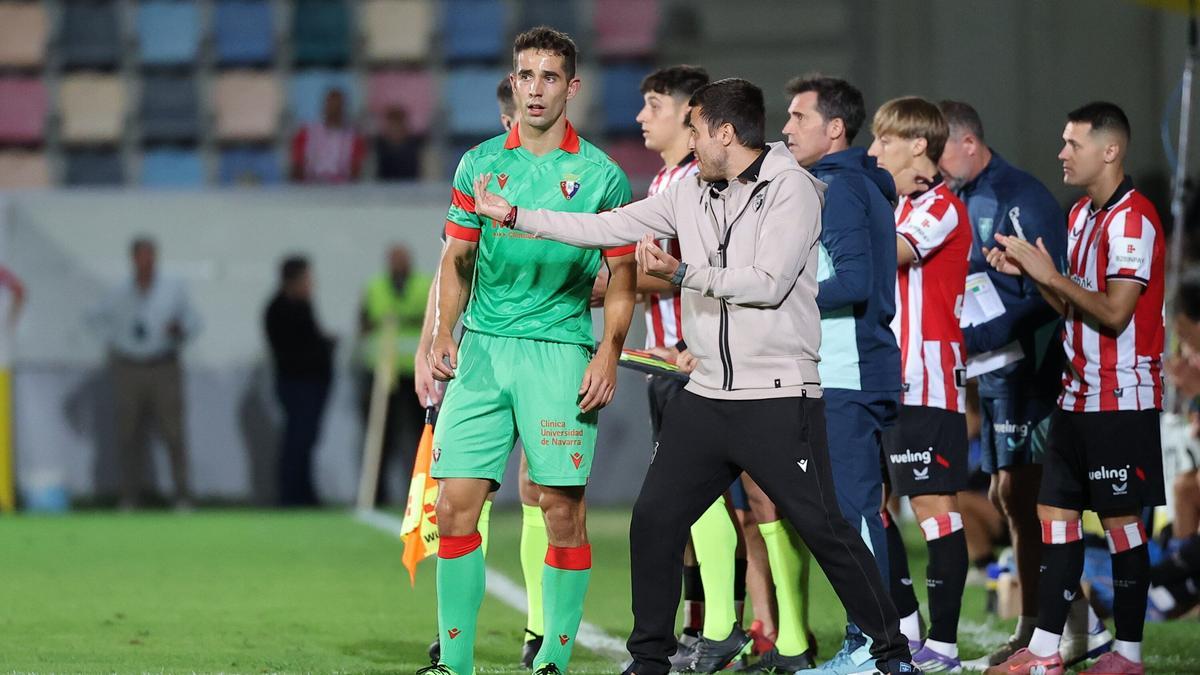 Asier Osambela atiende las instrucciones de Alessio Lisci.
