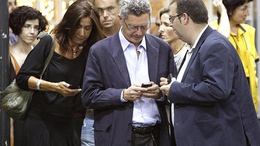 El alcalde de Madrid, Alberto Ruiz Gallardón (c), en el madrileño hospital de La Paz, a donde se ha acercado para conocer el estado del vicealcalde Manuel Cobo