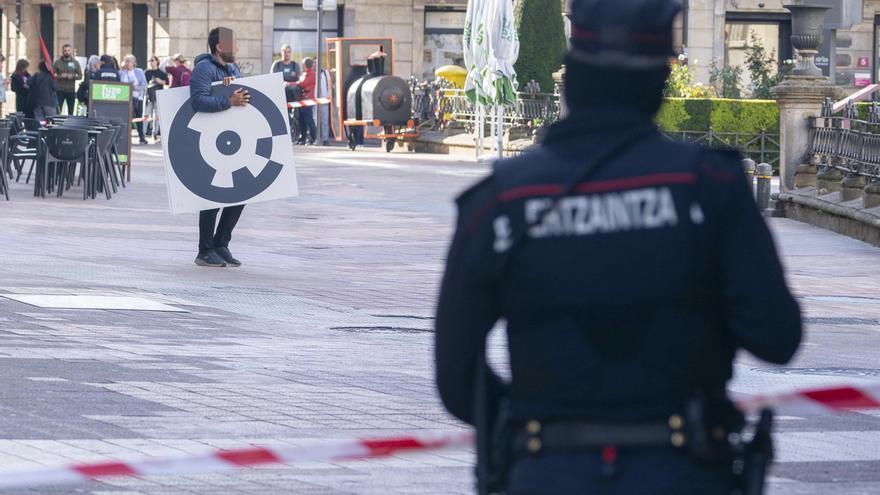 La Ertzaintza investiga en la plaza de la Provincia el pelotazo a un manifestante tras el acto de la Falange