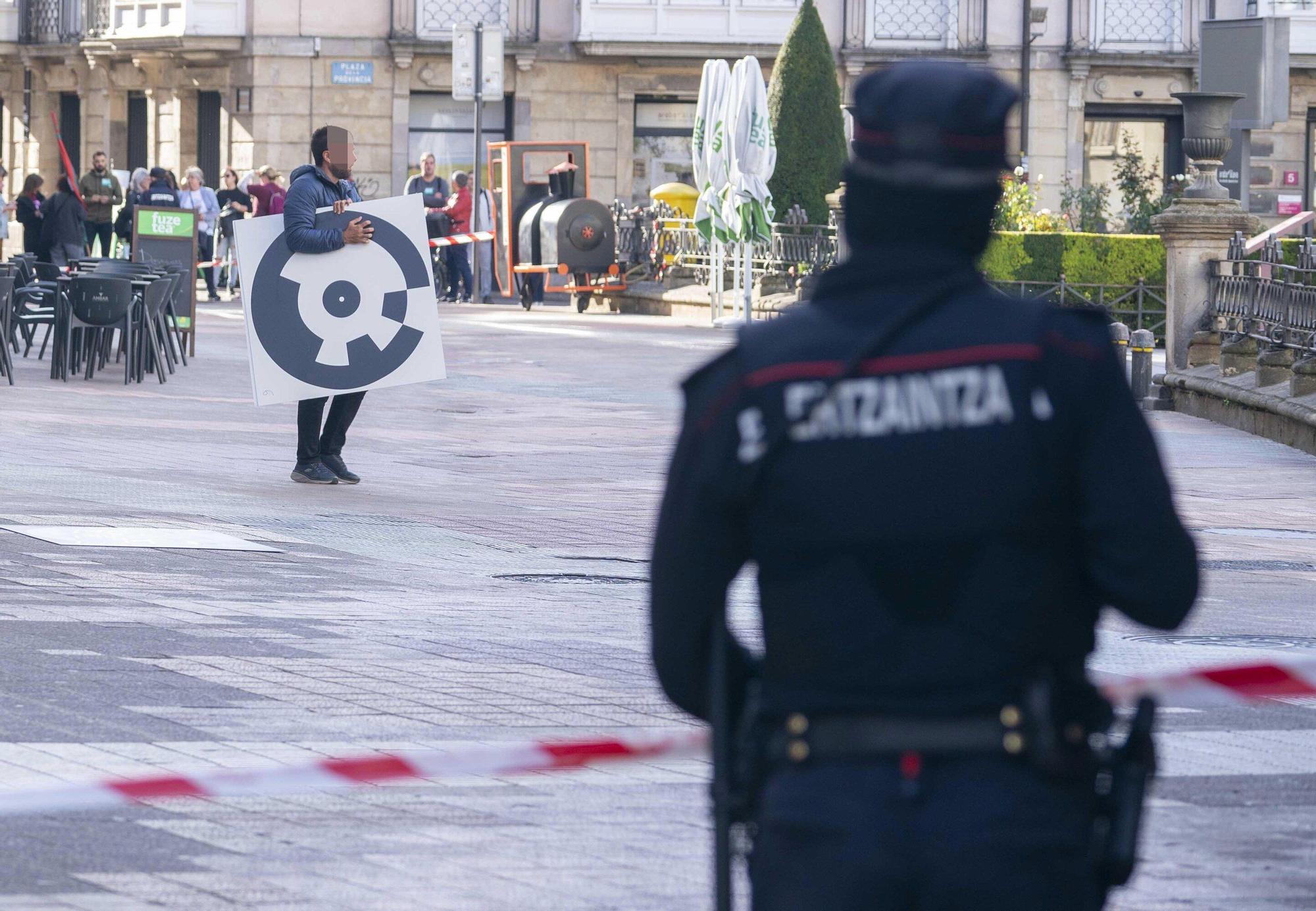 En imágenes: La Ertzaintza acordona la plaza de la Provincia para investigar el pelotazo a un manifestante