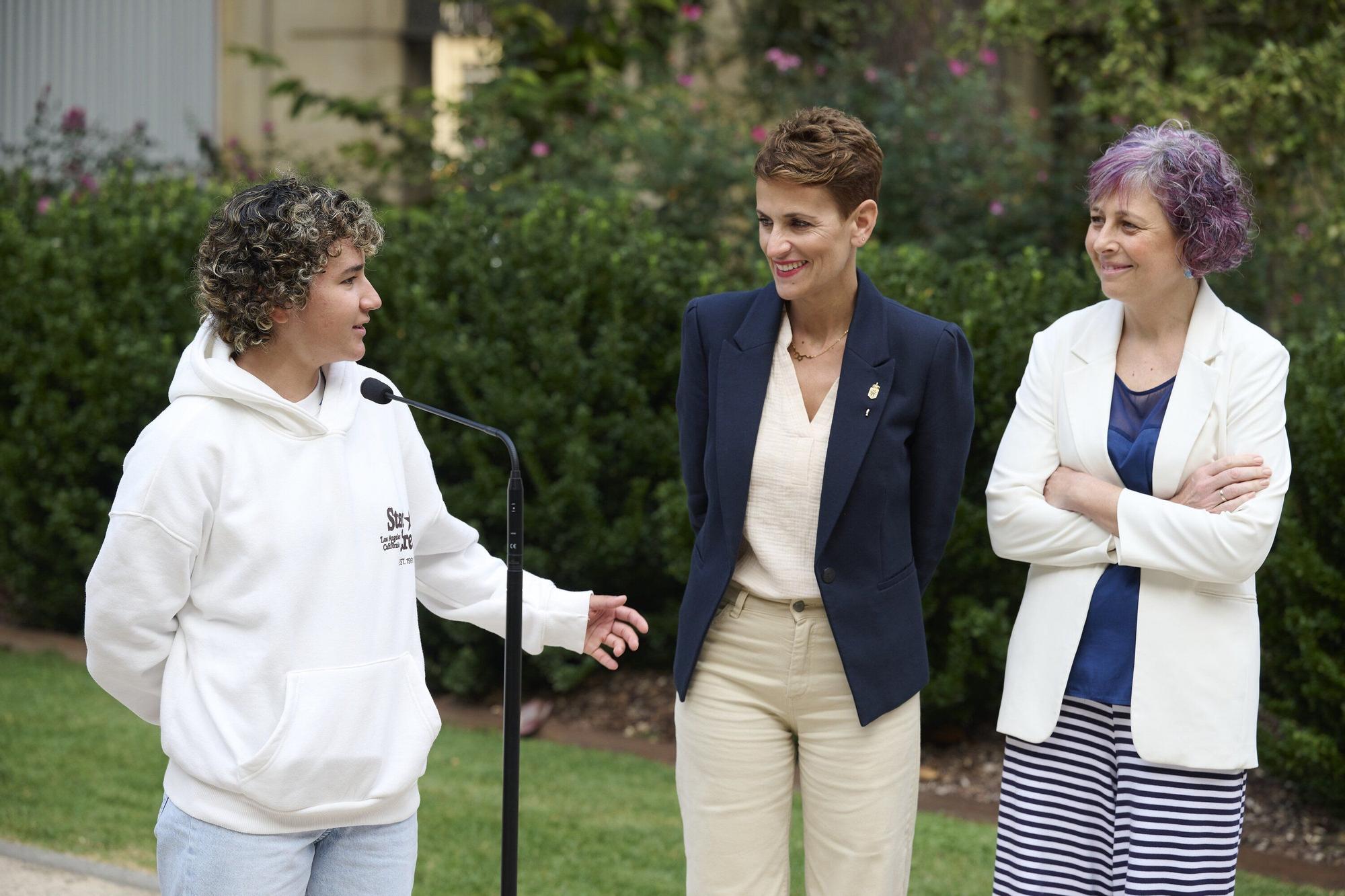 María Chivite recibe a Paula Ostiz en el Palacio de Navarra