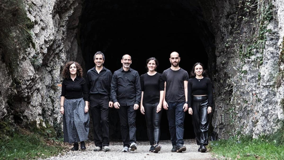 Los componentes de Mugarri, seis músicos  con diferentes trayectorias.