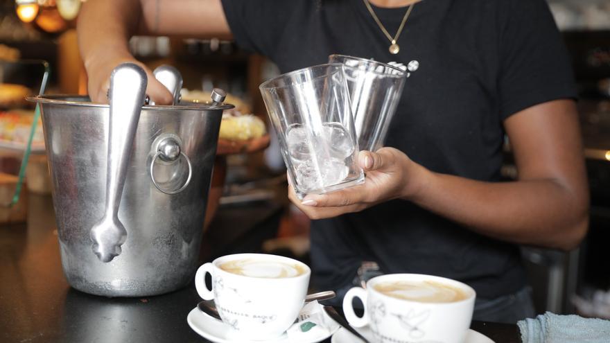 Hosteleros de Bilbao: "Cobramos por un servicio, no por los hielos en el café"