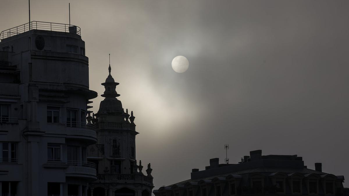 Amanecer de este viernes entre los edificios del barrio de Gros