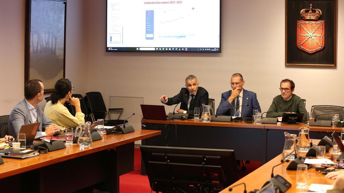 Javier González (a la izquierda), acompañado del secretario general del Sindicato Médico, Alberto Pérez (centro), durante la comparecencia de este miércoles.