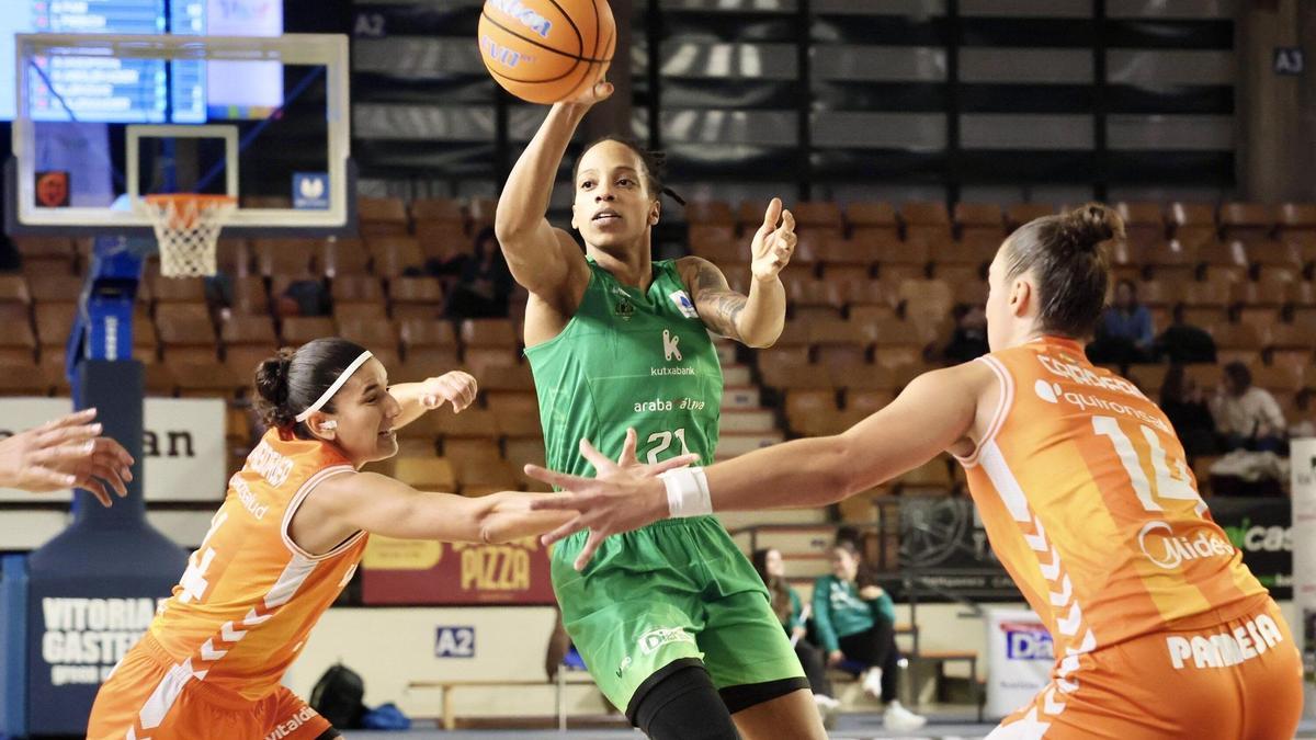 La jugadora deja el club gasteiztarra.