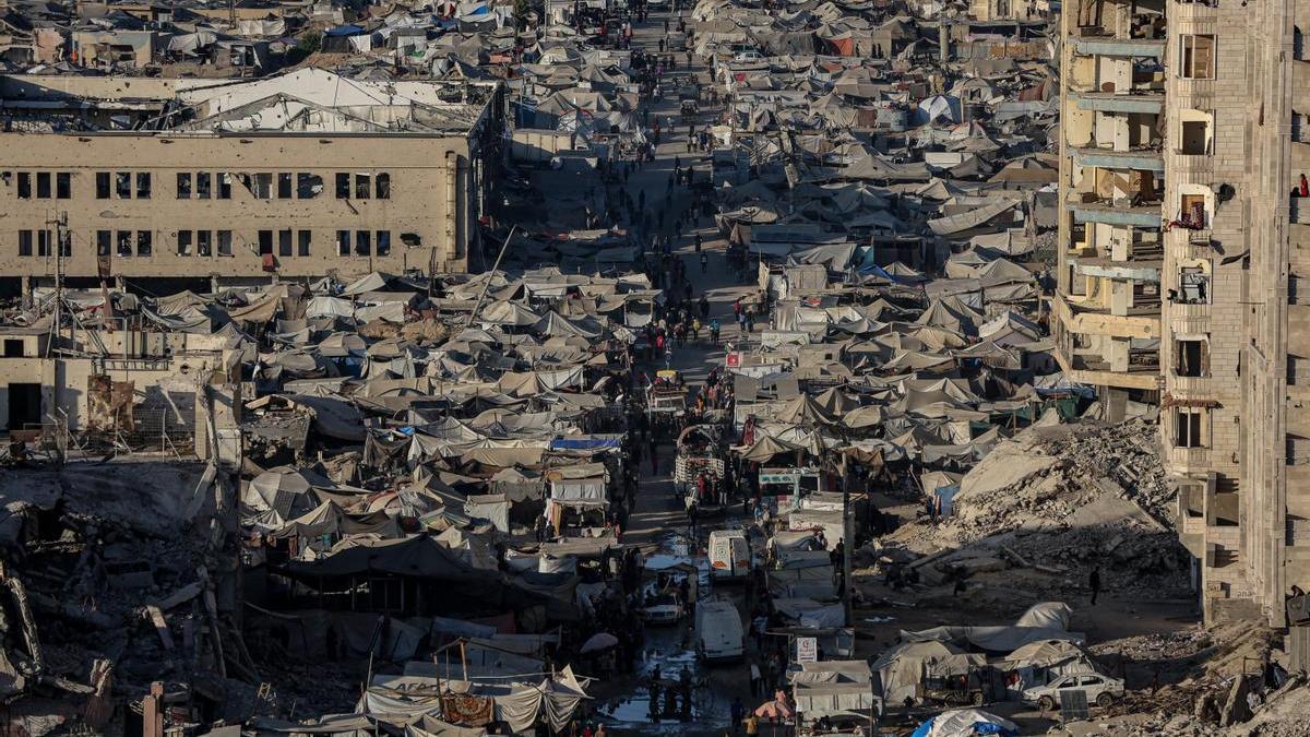 Tiendas de desplazados en la destruida Ciudad de Gaza.