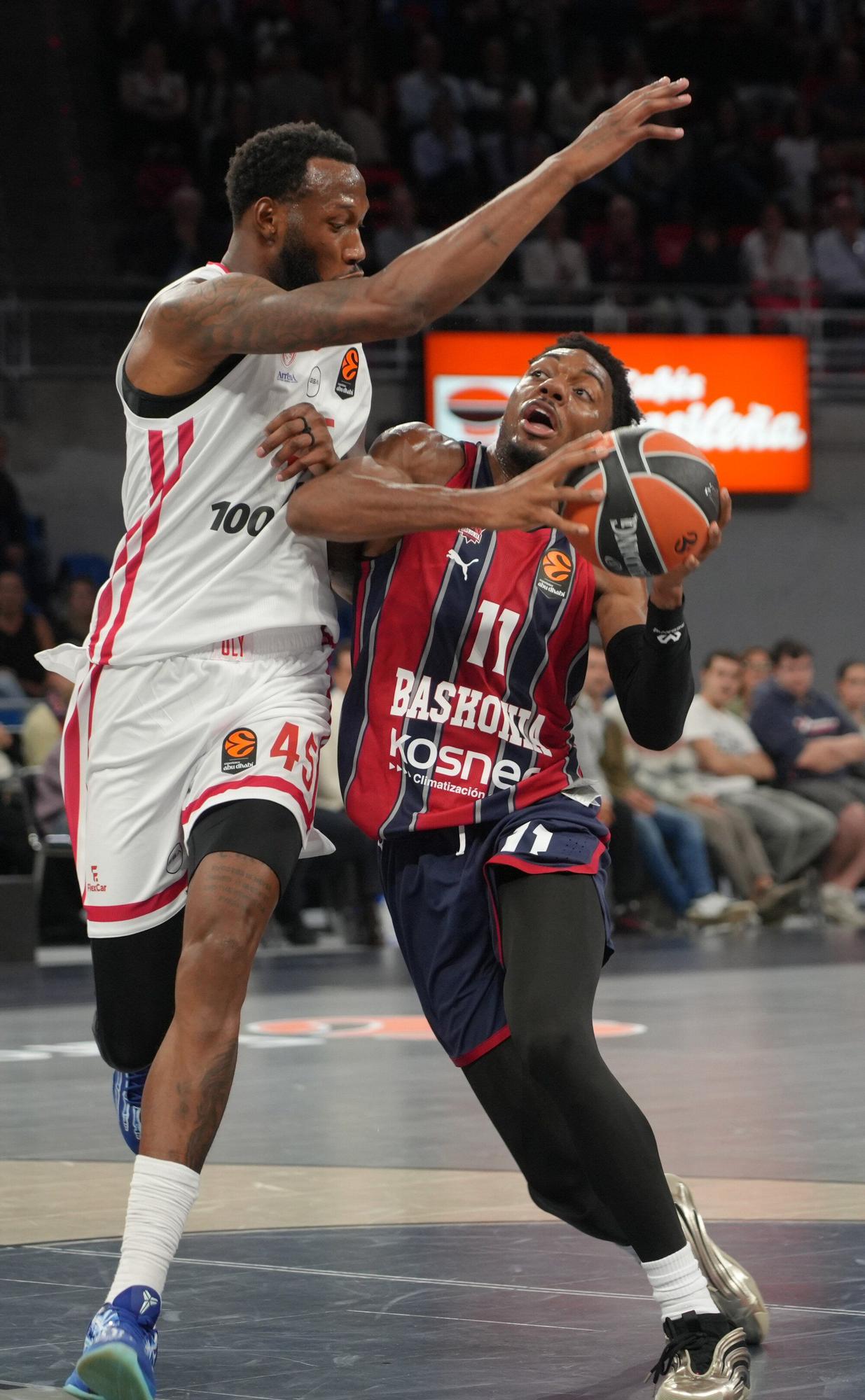 Todas las imágenes del Baskonia - Olympiacos en el Buesa Arena