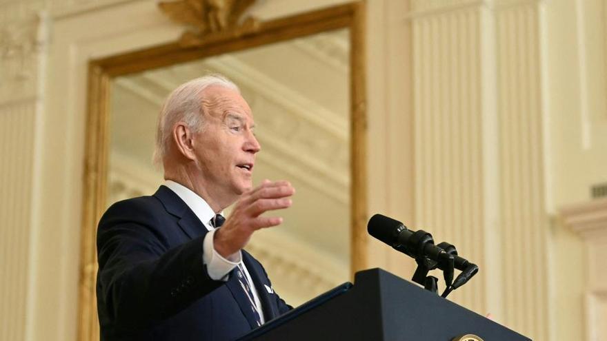 Joe Biden comparece ante los medios.