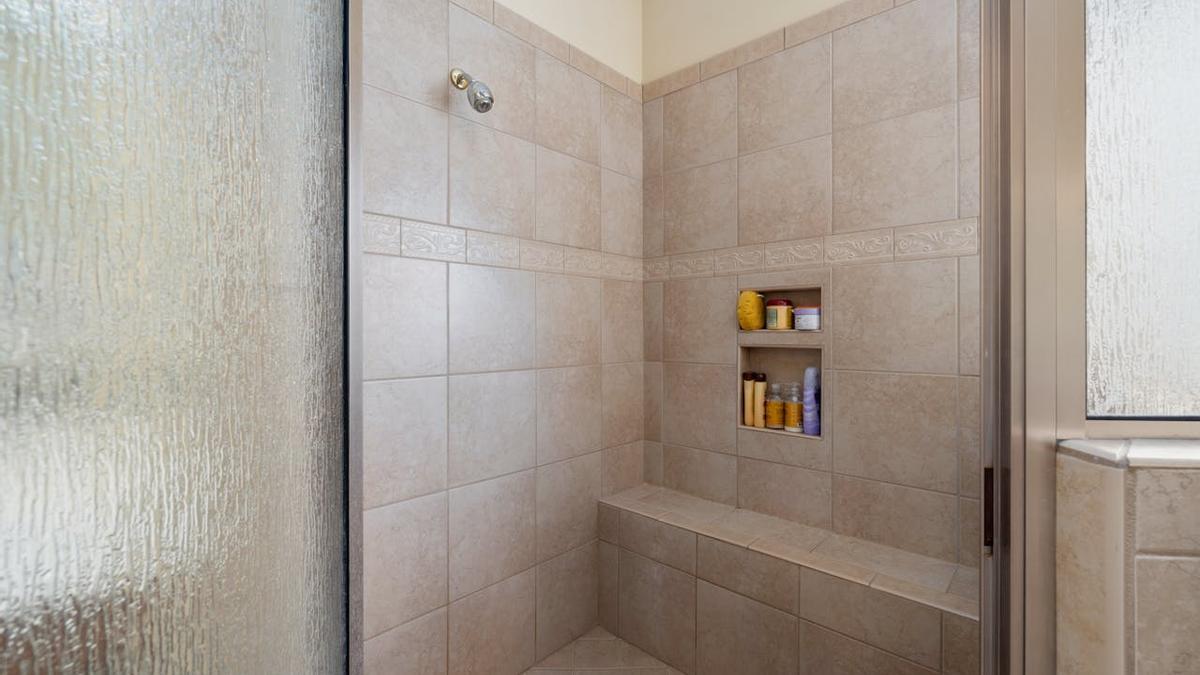 El suelo de la ducha es una de las zonas del hogar que más tiende a ensuciarse Pexels
