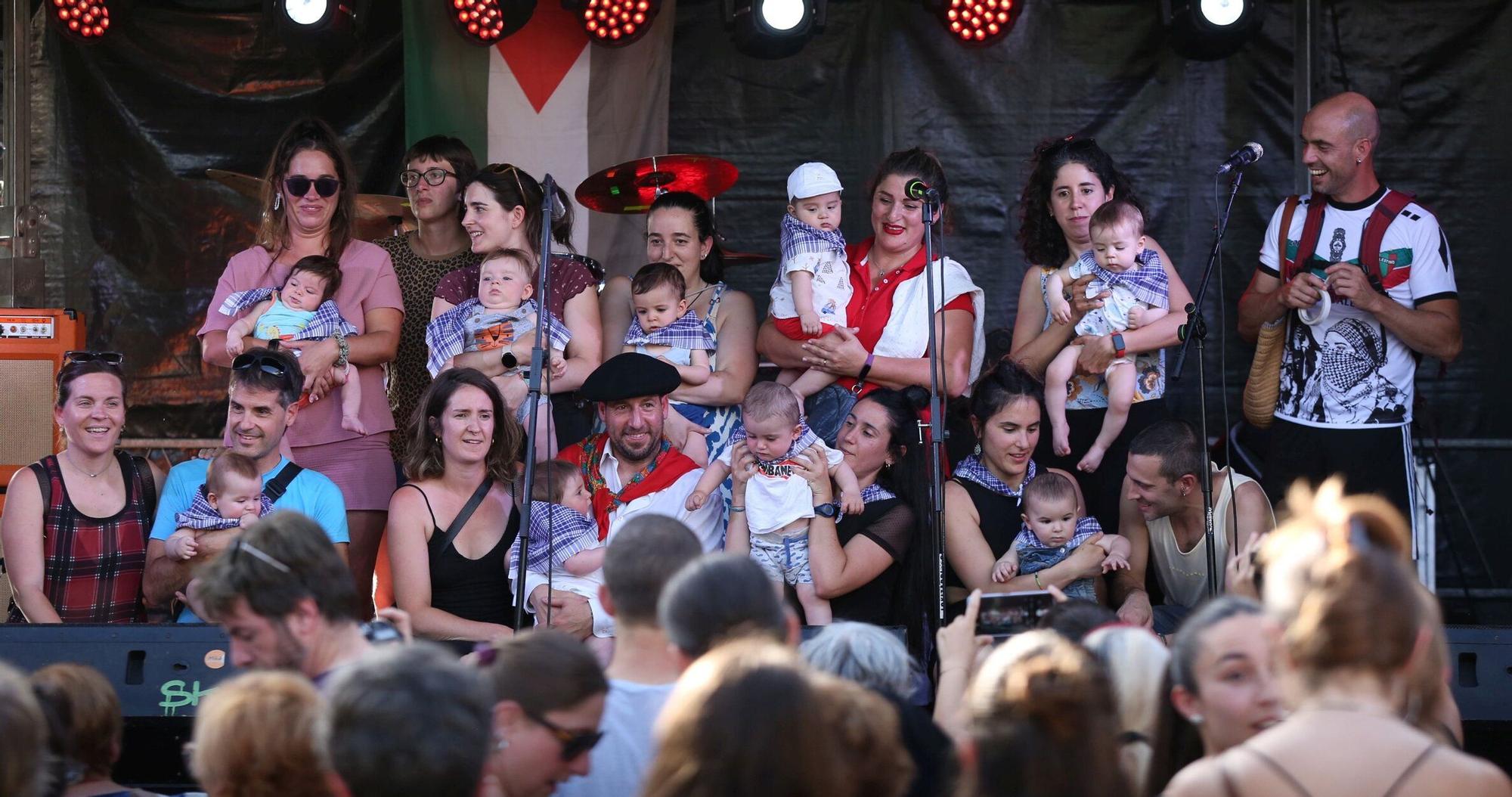 El chupinazo de fiestas del barrio de San Juan, en imágenes