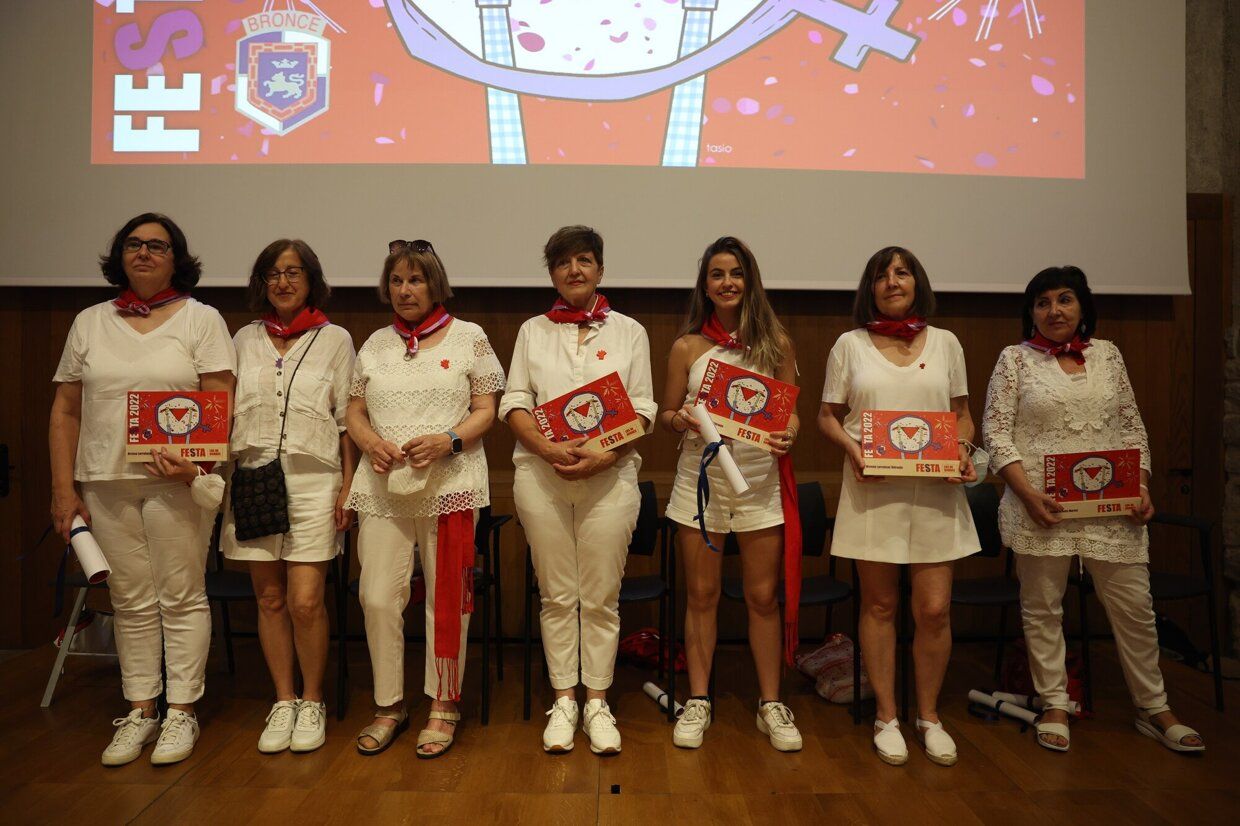 La Asociacion Festa-Los de Bronce entrega el Premio Festa 2022 a las mujeres que impulsaron la desaparición de las llamadas "madrinas" de las peñas en los Sanfermines