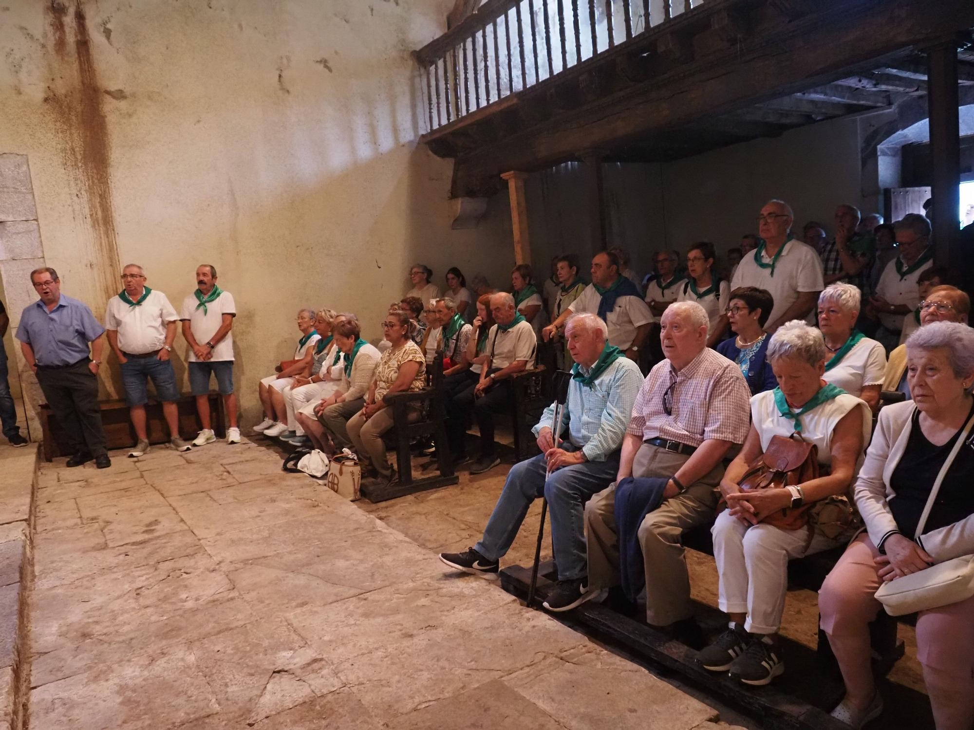 Fiesta en verde y blanco en la ermita de Santa Ana de Mendaro