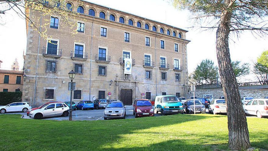 Vista de la plaza Santa María la Real y de la fachada del Arzobispado.