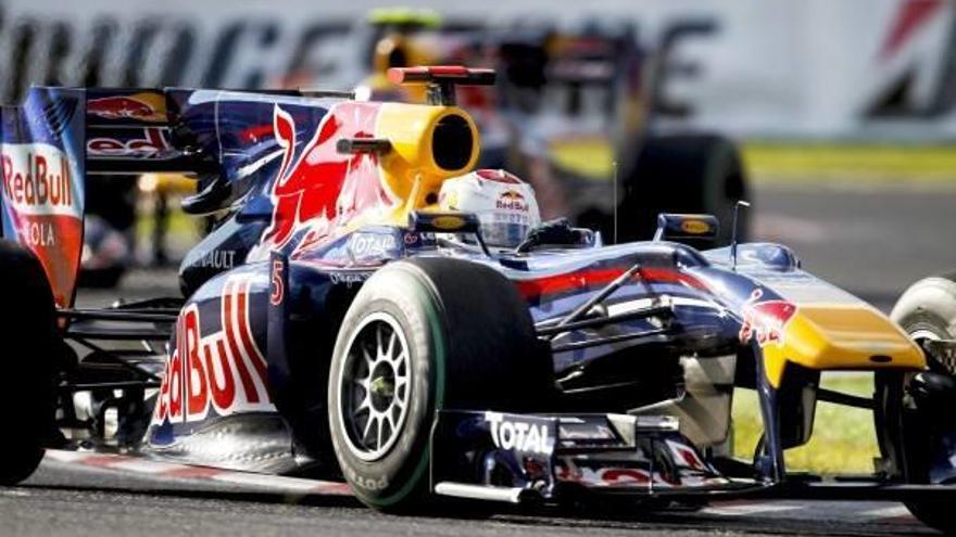 El piloto alemán de fórmula uno Sebastian Vettel de Red Bull lidera a su compañero Mark Webber durante el Gran Premio de Japón