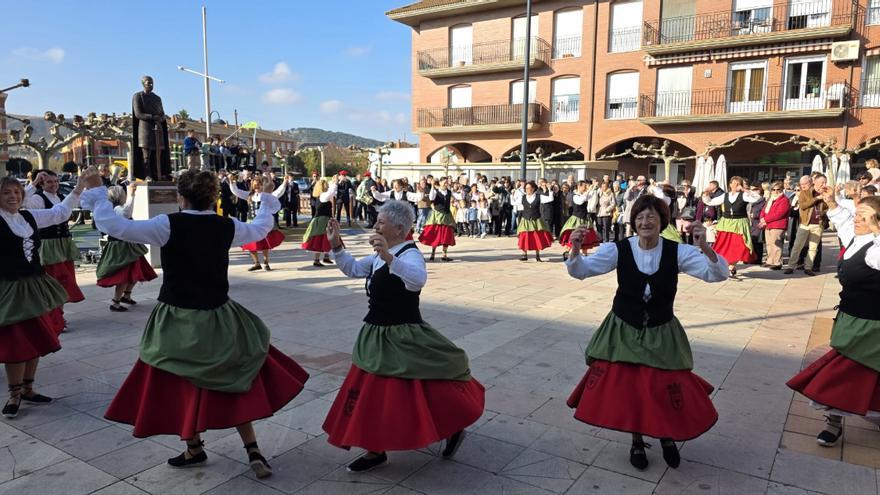 Actuación del grupo de danzas de Andosilla al son de los gaiteros.
