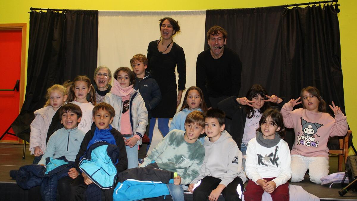 Actores de patata Tropikala 1con algunos de los alumnos y alumnas.