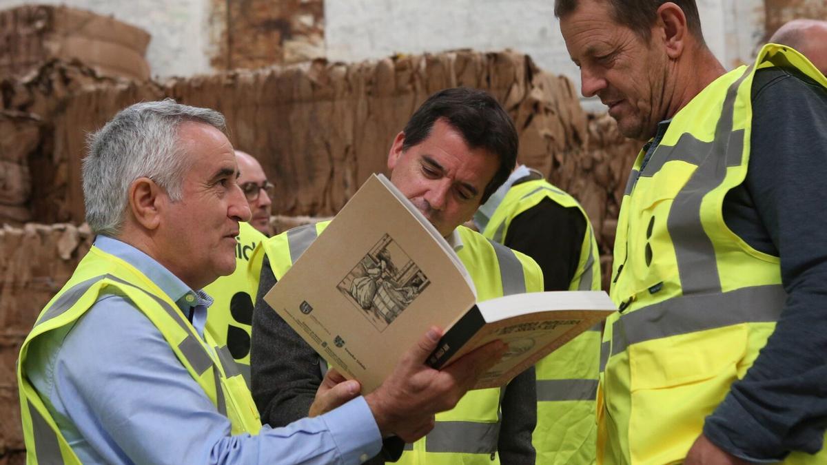 Marino Ayala enseña a Mikel Irujo y Mikel Huarte un ejemplar del libro.