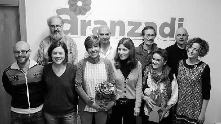 Armando Cuenca (abajo izquierda) y Ana Lizoain (en el centro con una planta), junto a varios miembros de Aranzadi.