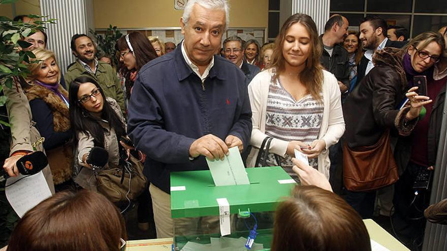 El candidato del PP a la Presidencia de la Junta de Andalucía, Javier Arenas, junto a su hija Marta, vota en un colegio electoral de Sevilla.