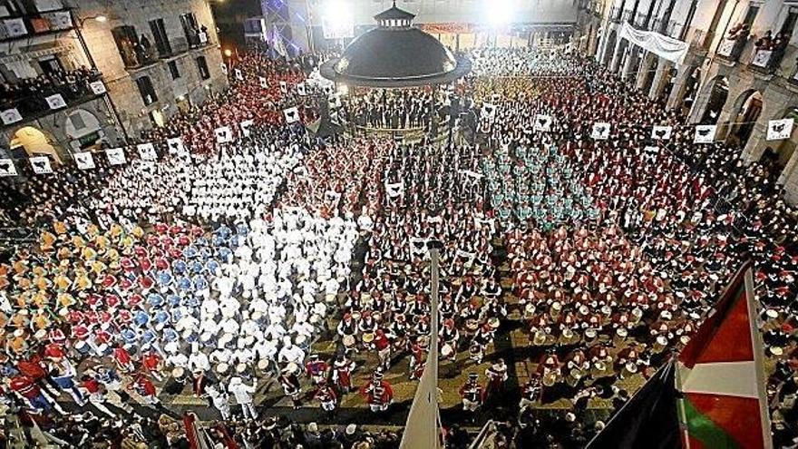Azpeitiko plaza, gauerdian, jendez gainezka San Sebastian egunari hasiera emateko.