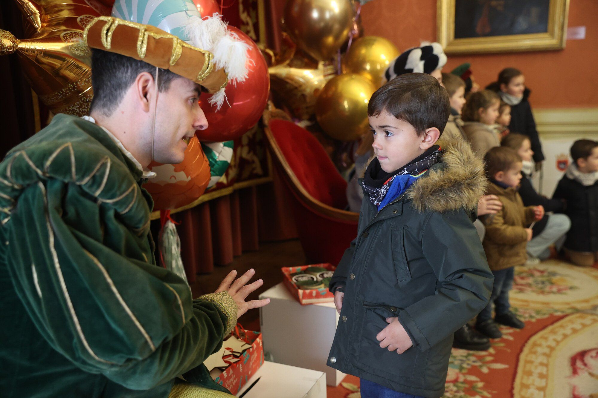 Cientos de jóvenes de Pamplona entregan sus cartas a los pajes de los Reyes Magos