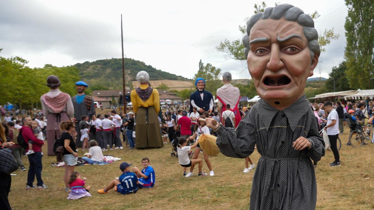 Cabezudos y gigantes en la romería.