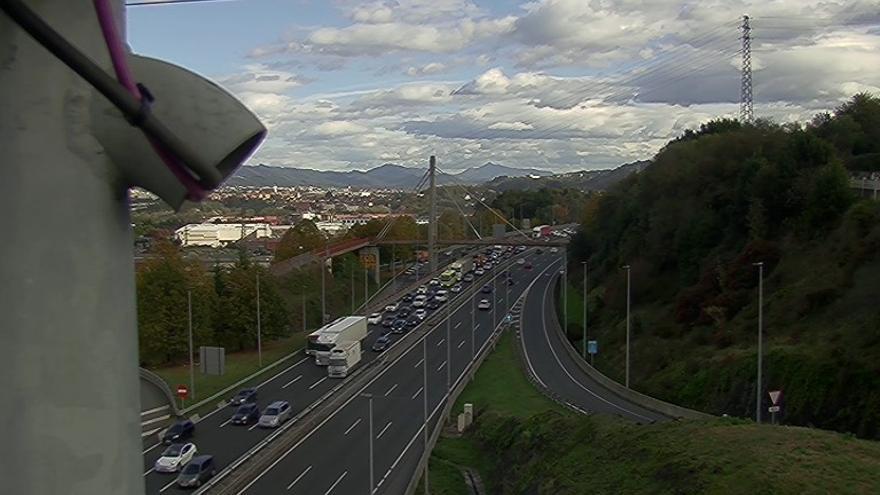 Tres kilómetros de retenciones en el Txorierri sentido Barakaldo por la avería de un vehículo