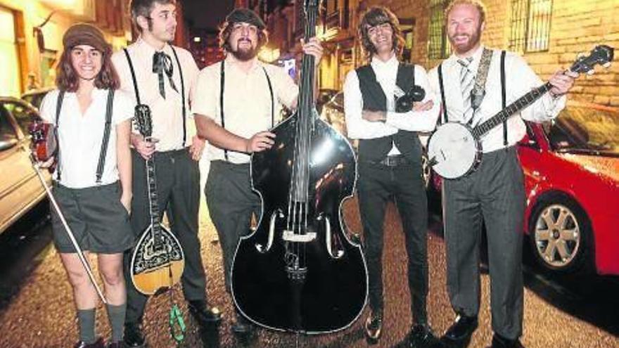 El grupo Maha en formación, compuesto por Nerea Alberdi, David Sánchez, Daniel González, Patxi López Monasterio y John Boldnan.
