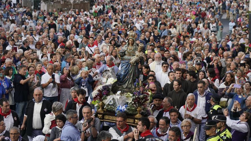 En imágenes: Miles de vitorianos acompañan a la Virgen Blanca en el Rosario de la Aurora