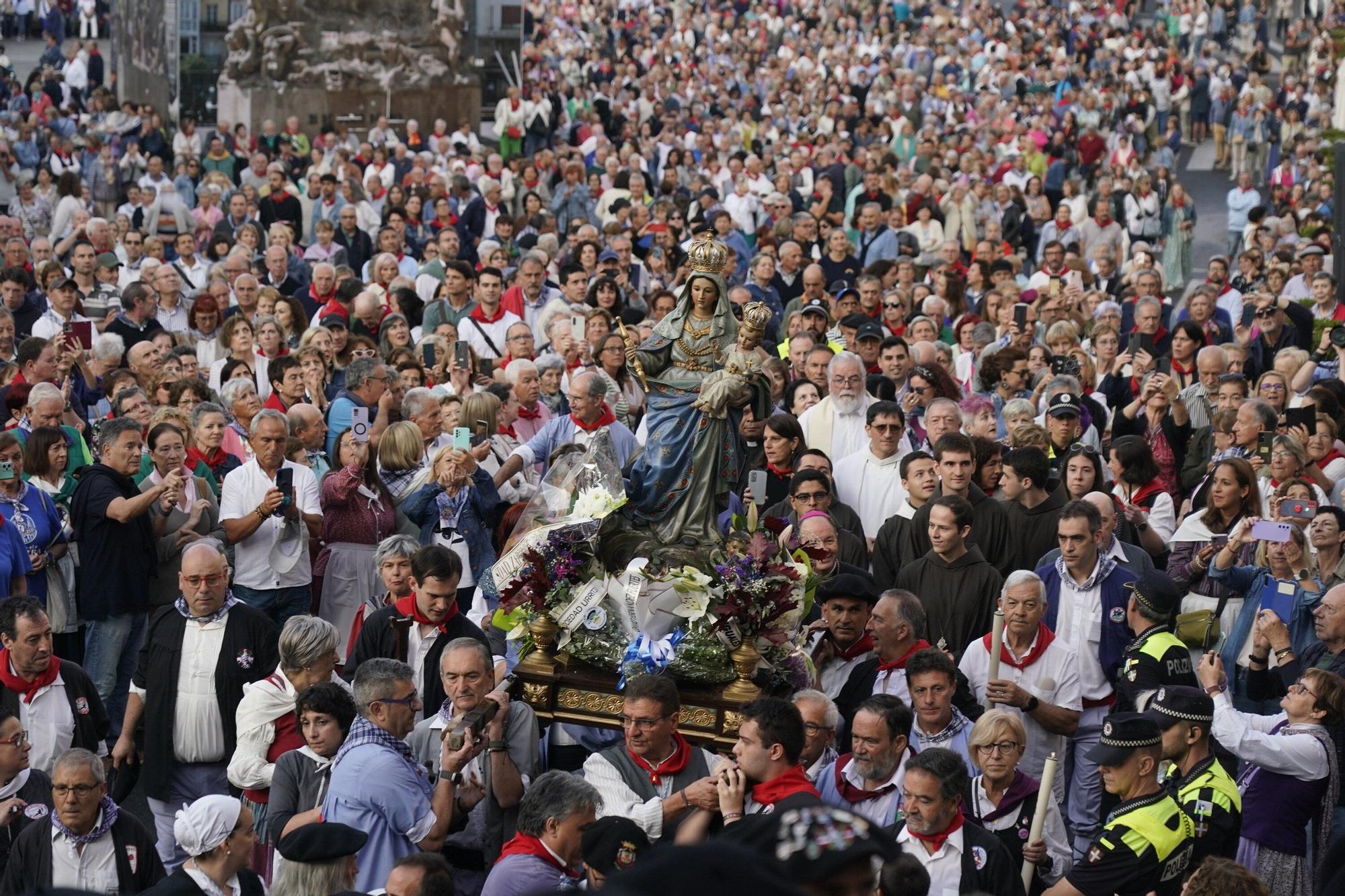 En imágenes: Miles de vitorianos acompañan a la Virgen Blanca en el Rosario de la Aurora