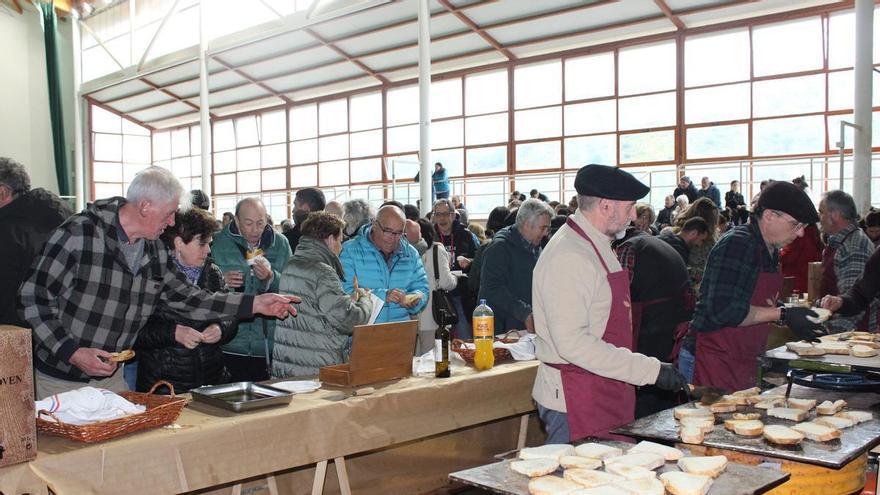 Tostadas al abrigo del frontón en Lumbier