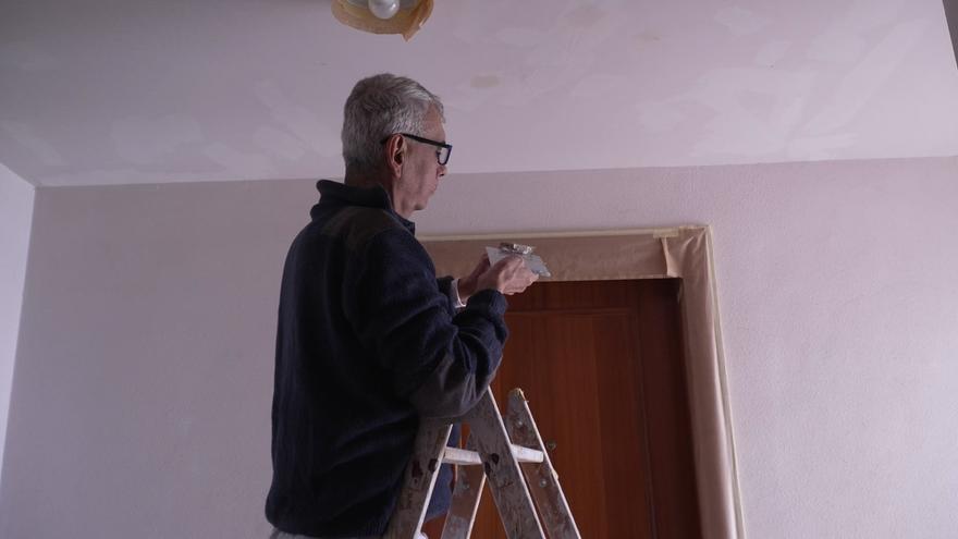 El Ayuntamiento pinta las zonas comunes de ocho bloques de viviendas de emergencia social