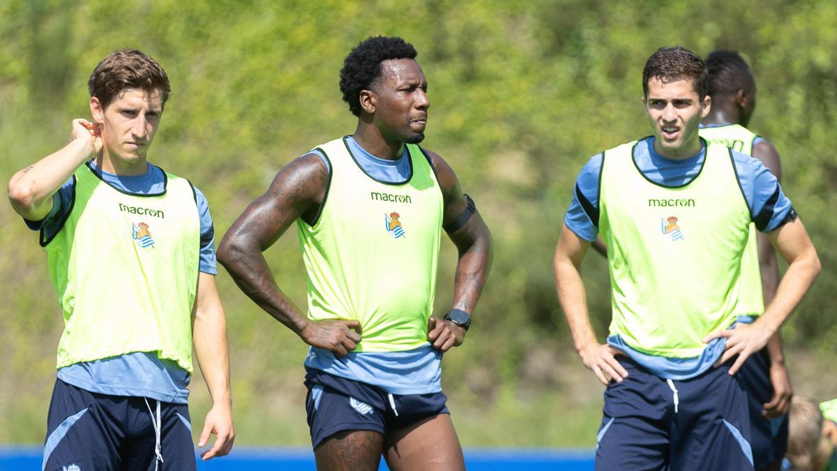 Aihen Muñoz, Sheraldo Becker y Arsen Zakharyan, en el entrenamiento de ayer en Zubieta.