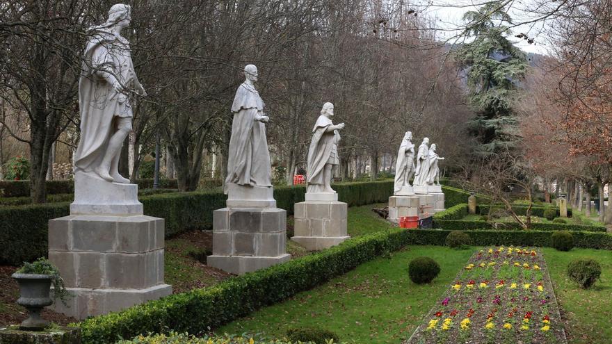 La Taconera acoge las estatuas de los reyes del paseo de Sarasate