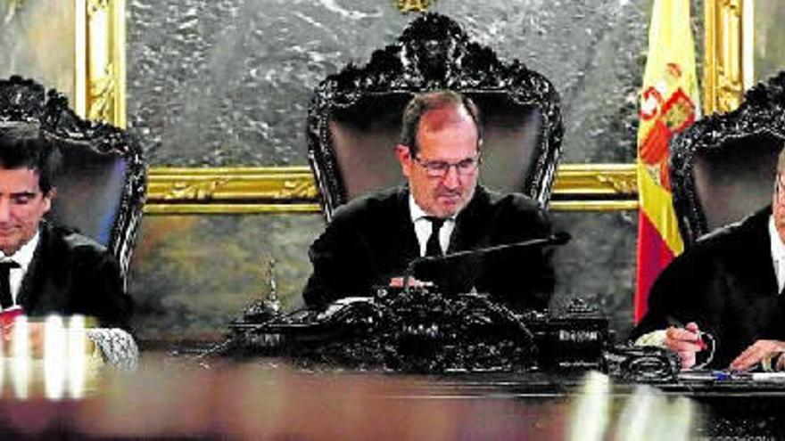 Andrés Martínez Arrieta (en el centro) preside la sala del Tribunal Supremo que juzga a los 8 encausados del ‘caso Altsasu’.