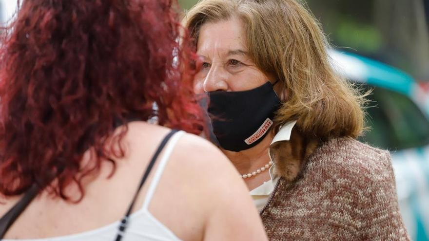 La madre de Déborah Fernández a su llegada al cementerio de Pereiró para la exhumación del cuerpo de Débohah Fernández, a 18 de mayo de 2021, en Vigo, Pontevedra, Galicia.