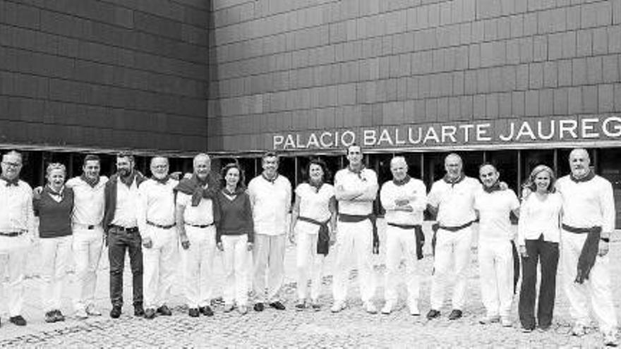 Representantes de Baluarte y del Palais Beaumont (Pau), en la plaza del auditorio pamplonés .