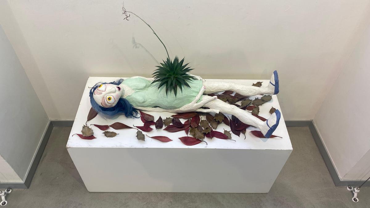 La vida no se entiende sin la muerte y viceversa, pieza que se puede ver en la exposición &#039;Bertikalean&#039;.